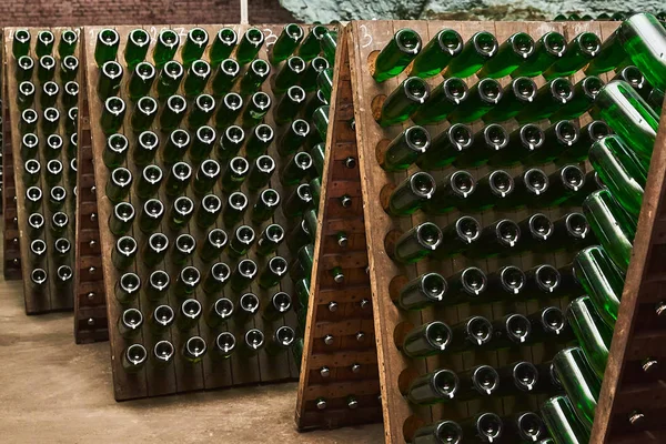 Stack Vinflaskor Vingården — Stockfoto