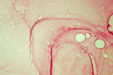 Modern tarz trendler. Mor arka planda sıvı mürekkep. Mürekkep, boya, soyut. Tabloya yakın çekim. Renkli soyut resim arkaplanı. Yüksek desenli yağlı boya. Yüksek kaliteli detaylar.