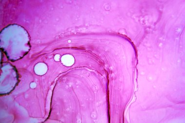 Modern tarz trendler. Mor arka planda sıvı mürekkep. Mürekkep, boya, soyut. Tabloya yakın çekim. Renkli soyut resim arkaplanı. Yüksek desenli yağlı boya. Yüksek kaliteli detaylar.