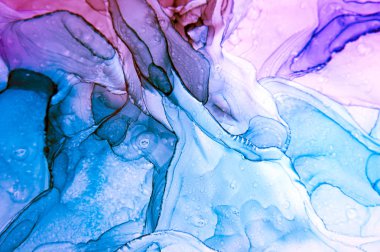 Modern tarz trendler. Mor arka planda sıvı mürekkep. Mürekkep, boya, soyut. Tabloya yakın çekim. Renkli soyut resim arkaplanı. Yüksek desenli yağlı boya. Yüksek kaliteli detaylar.