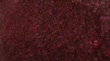 Bakır, demir ve pas renginde sıvı. Sudaki parlak pigmentler dalgalarda titreşir. Soyut bronz rengini nehrin rengine boyardı. Makro görüntüyü kapat. Mürekkep suyun altında dönüyor..