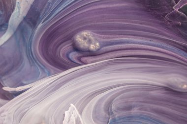  Donmuş boya karışımları, inanılmaz desenler ve lekeler oluşturuyor. Renkli soyut epoksi reçine resminin makro fotoğrafı. Güzel soyut desen. kaleydoskop geometrik biçimi.