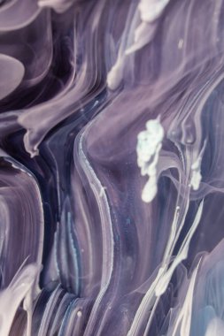  Donmuş boya karışımları, inanılmaz desenler ve lekeler oluşturuyor. Renkli soyut epoksi reçine resminin makro fotoğrafı. Güzel soyut desen. kaleydoskop geometrik biçimi.