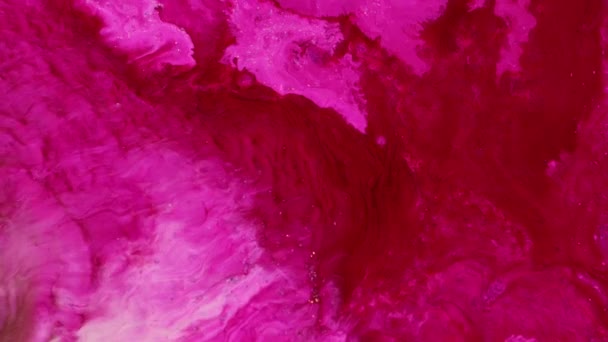 粉红的液体油漆，带有银光的微粒。它从鸟瞰的角度回顾了生物体内或河流中的生物细胞的运动. — 图库视频影像