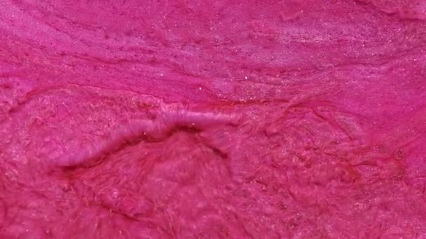 Una corriente de pintura líquida rosada con partículas de brillo plateado. Recuerda el movimiento de células vivas dentro de un organismo o ríos que fluyen desde la vista de un pájaro. . — Vídeos de Stock