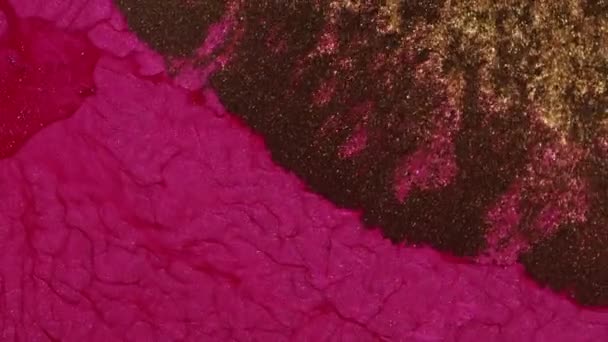 Un jet de peinture liquide rose avec des particules d'argent scintille. Il rappelle le mouvement des cellules vivantes à l'intérieur d'un organisme ou des rivières qui coulent du point de vue d'un oiseau.