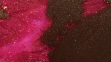 Gümüş parıltı parçacıkları ile pembe sıvı boya akışı. Bir organizmanın içindeki canlı hücrelerin hareketini ya da kuş gözüyle akan nehirleri anımsıyor..