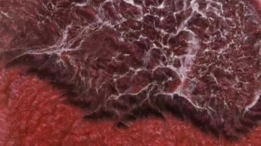 Kırmızıdan kestane deresine doğru akar. Çalkantılı köpüklü bir nehir diğerine bağlanıyor gibi görünüyor. Nehir dağları oluşturur. Alkollü mürekkep karışımı. Çeşitli katmanlarda akış.