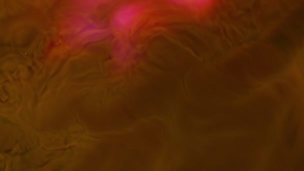 La fumée tourbillonnante rose et marron ressemble à un cosmos lointain. Mélange d'encre alcoolisée. Stream en plusieurs couches. — Video