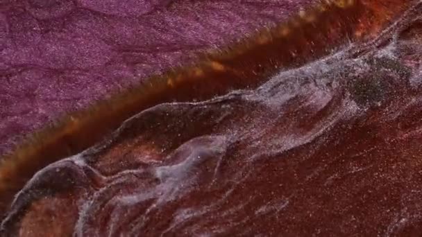 ピンクから銅、青銅のストリームへの流れ。嵐のような泡の川が別の川につながっているようです。アルコールのインクを混ぜる。いくつかの層のストリーム. — ストック動画