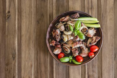 şiş kebap domates ve yeşillik ahşap bir masa üzerinde çanak