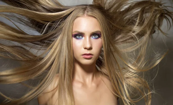 Menina com cabelo longo voador — Fotografia de Stock