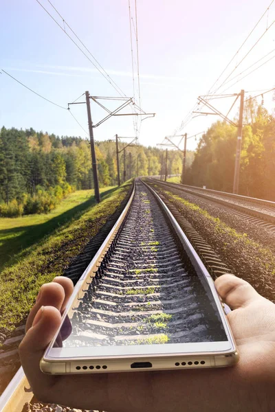 Järnvägen Fortsätter Telefonen Återspeglas Skärmen Din Smartphone — Stockfoto