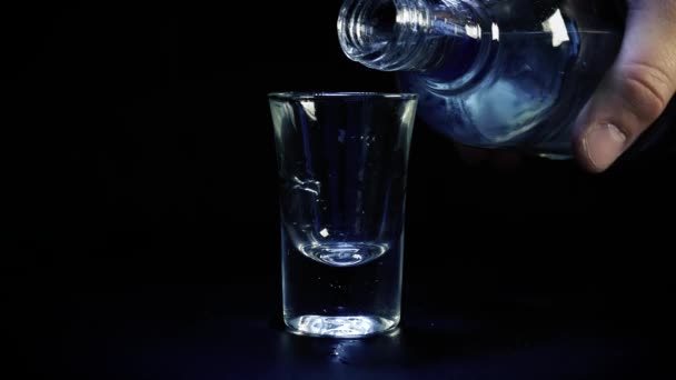 Coup Vodka Est Versé Dans Verre — Video