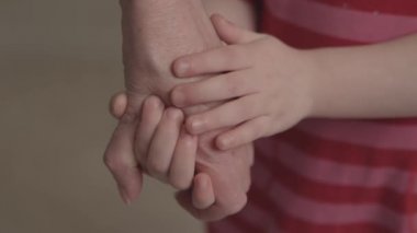 Küçük bir kız ve büyük annesi elele