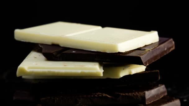 Cioccolato Fondente Bianco Che Ruota Sullo Sfondo Nero — Video Stock