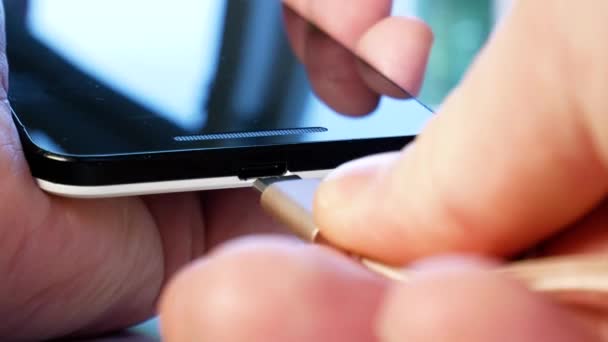 Carregamento Telefone Inteligente Com Carregador Usb Conexão Close Mãos Ultrahd — Vídeo de Stock