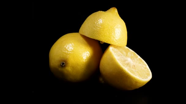 新鲜的柠檬旋转反对黑色背景 — 图库视频影像