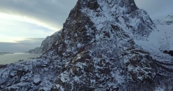 Increíble Toma Aérea Sobre Una Gran Montaña Hermosa Noruega Lofoten — Vídeos de Stock