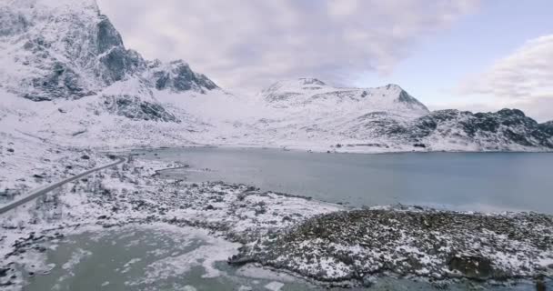 田舎道と山を背景に冬の風景の信じられないほどのビュー — ストック動画