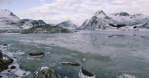 Повітряних Кадри Через Гори Озеро Дивовижні Зимовий Пейзаж Норвегії — стокове відео