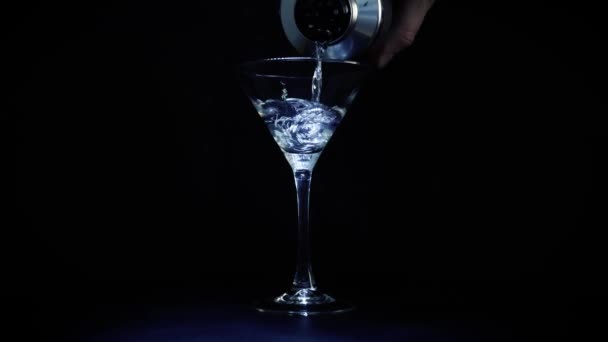 Bartendern Häller Martini Coctail Ett Glas Och Sätter Oliv — Stockvideo