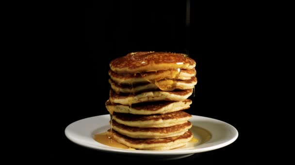 Siroop Stroomt Naar Beneden Een Stapel Pannenkoeken — Stockvideo