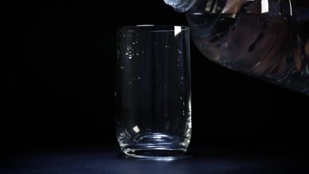Стакан Воды Наливают Пластиковой Бутылки Стакан — стоковое видео