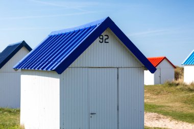 Renkli ahşap plaj kabin dunes, Gouville-sur-Mer, Normandy, Fransa