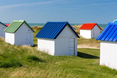 Renkli ahşap plaj kabin dunes, Gouville-sur-Mer, Normandy, Fransa