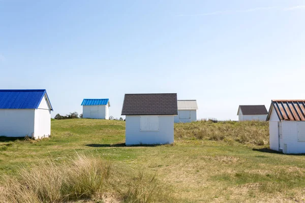 彩色木质沙滩小屋在沙丘 Gouville 诺曼底 — 图库照片