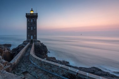 Kermorvan deniz feneri, Le Conquet, Bretagne, Fransa. Anakaraya Fransa'nın en batı kısmında yer.