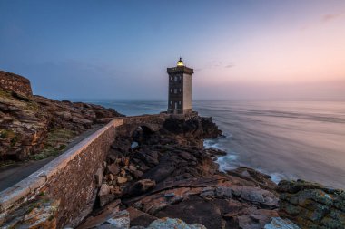 Kermorvan deniz feneri, Le Conquet, Bretagne, Fransa. Anakaraya Fransa'nın en batı kısmında yer.