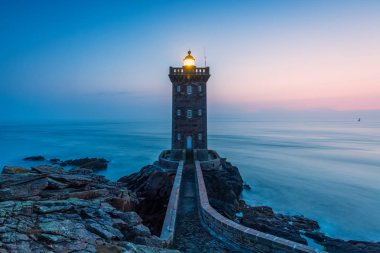 Kermorvan deniz feneri, Le Conquet, Bretagne, Fransa. Anakaraya Fransa'nın en batı kısmında yer.