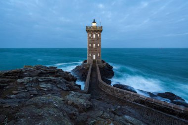 Kermorvan deniz feneri, Le Conquet, Bretagne, Fransa. Anakaraya Fransa'nın en batı kısmında yer.