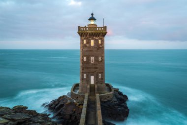 Kermorvan deniz feneri, Le Conquet, Bretagne, Fransa. Anakaraya Fransa'nın en batı kısmında yer.