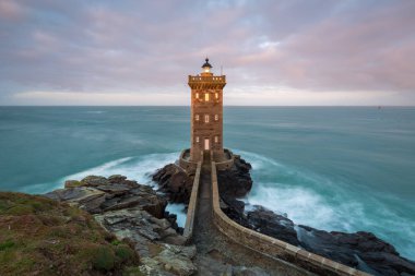 Kermorvan deniz feneri, Le Conquet, Bretagne, Fransa. Anakaraya Fransa'nın en batı kısmında yer.