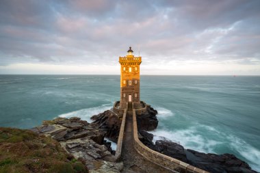 Kermorvan deniz feneri, Le Conquet, Bretagne, Fransa. Anakaraya Fransa'nın en batı kısmında yer.