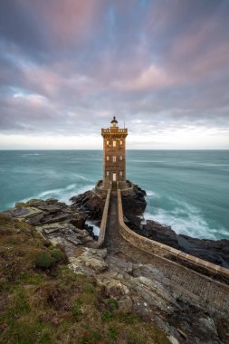 Kermorvan deniz feneri, Le Conquet, Bretagne, Fransa. Anakaraya Fransa'nın en batı kısmında yer.