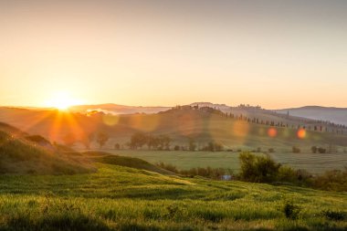 Siena, Tuscany, İtalya yakınlarındaki güzel bir ülkede gün doğumu