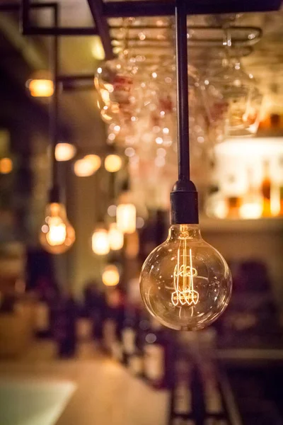 バーやカフェの夜の抽象的な背景とヴィンテージランプ電球 ストック画像