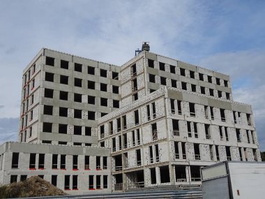 Yeni ofis oturma daire ev Odalar Binası nesne blok ve Riga şehir, Letonya Beton inşaat süreci çok penceresi olan.