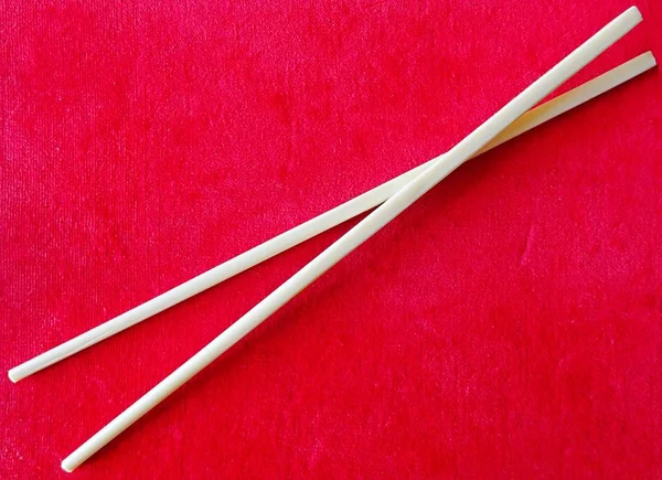 中国語スティック箸赤繊維ベルベットの布背景で食べるアジアン フード — ストック写真