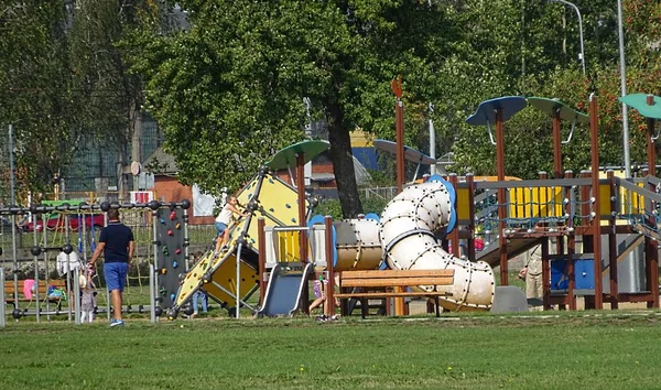Plac Zabaw Dla Dziecka Dzieci Rodziców Rodzina Ojca Zewnątrz Wakacje — Zdjęcie stockowe