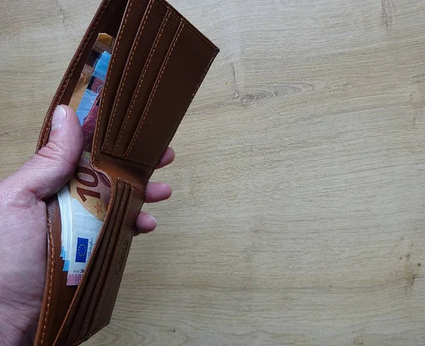 Кожаный Бумажник Коричневого Цвета Банкнотами Евро Бумаге Руке — стоковое фото