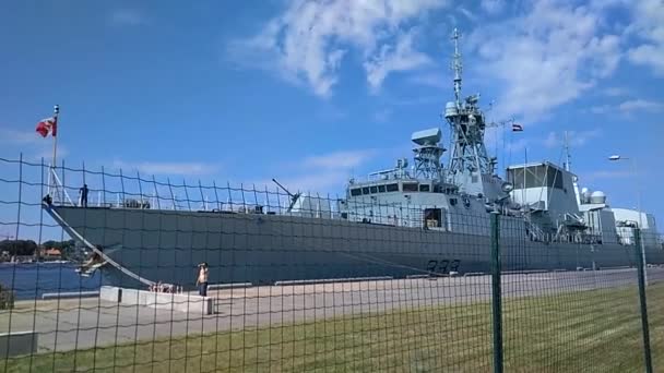 ラトビアのリガ 2020年8月16日 HmcsトロントFfh 333ハリファックス級の軍用海軍艦艇カナダとラトビアの旗を持つカナダ海軍艦隊がリガ港に到着 — ストック動画