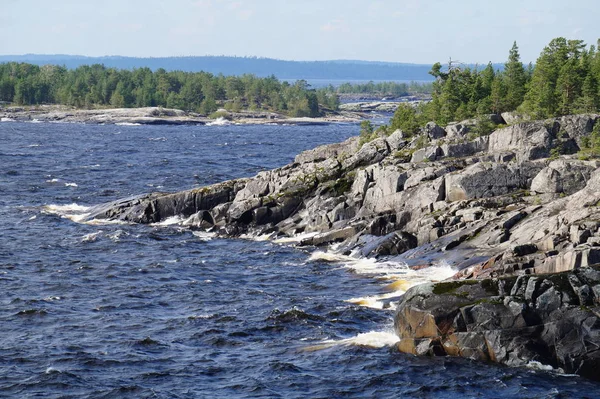Gölü, Gölü, kayalık adalar, yapraklı ve iğne yapraklı orman ile büyümüş kayalık sahil.