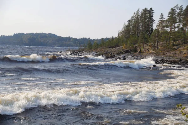 Baie Lac Avec Des Vagues Moussantes Par Temps Clair Venteux — Photo