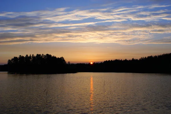 Восход Солнца Озере Горизонте Темный Лес Солнце Появилось Вершинах Деревьев — стоковое фото