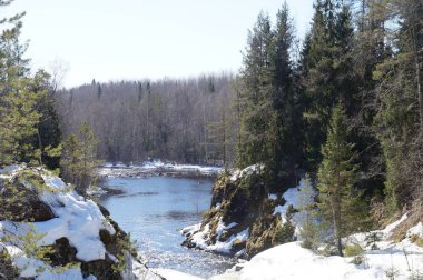 Bahar oldu. Nehrin kıyısında kar erimedi. Bankalar kayalık, kayalar çam ve ladin büyür. Gün berrak, güneşli ve bulutsuz. Nehirdeki su mavi..